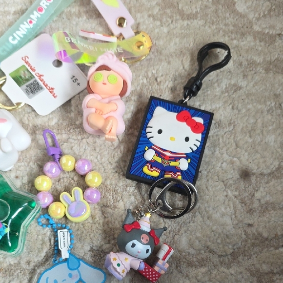 Cute Character Keychain Set - Picture 4 of 4